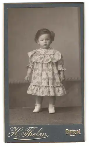 Fotografie H. Thelen, Bern, Sommerleist 16, kleines Mädchen im schicken Kleidchen