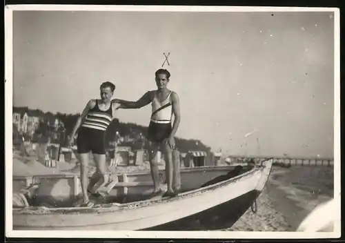 Fotografie Bademode, Burschen in Badebekleidung auf einem Fischerboot am Strand