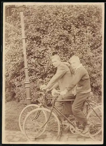 Fotografie Burschen fahren mit Fahrrad, Velo, Bike, Bicycle