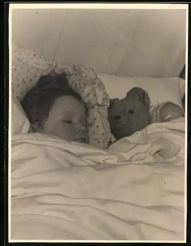Fotografie Spielzeug, Kleinkind schläft mit Teddy, Teddybär, Stoffbär