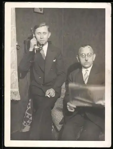 Fotografie junger Mann im Anzug telefoniert mit Telefon, Telephon