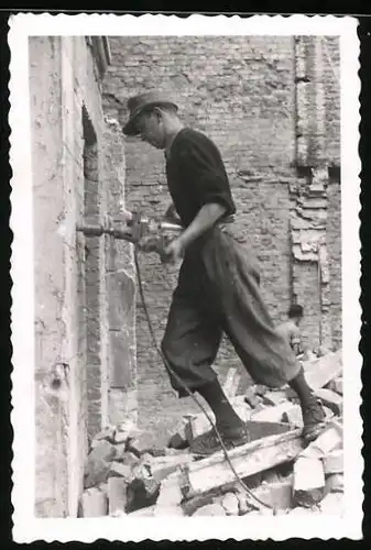 Fotografie Abriss - Abbruch, Bauerbeiter mit Bohrhammer bei der Arbeit