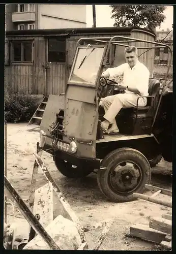 Fotografie Baustellen-Fahrzeug, Pritschenwagen für Materialtransport