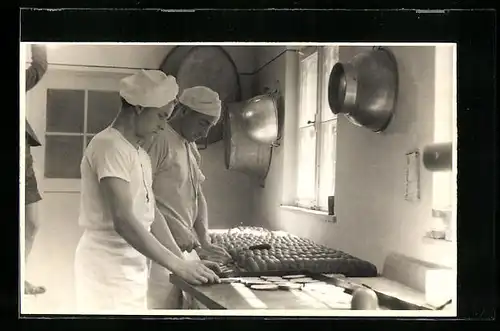 Foto-AK Zwei Bäcker bei der Arbeit in der Backstube