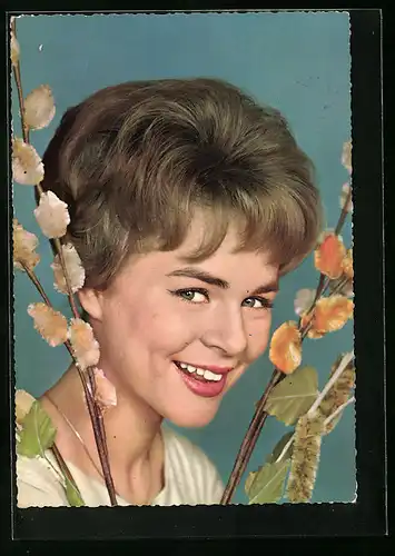 AK Musikerin Conny Froboess mit strahlendem Lächeln