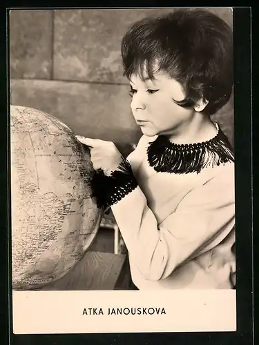 AK Musikerin Atka Janouskova betrachtet einen Globus