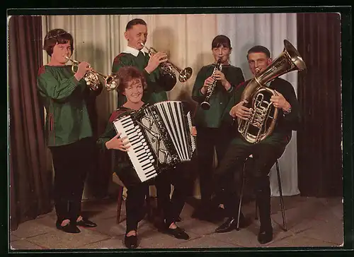 AK Musiker-Gruppe Neininger Quintett mit ihren Instrumenten