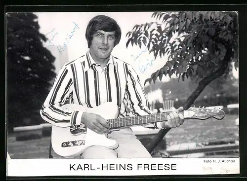 AK Musiker Karl-Heins Freese mit Gitarre