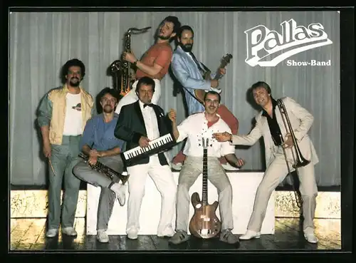 AK Musiker-Gruppe Pallas Show-Band posiert mit ihren Instrumenten