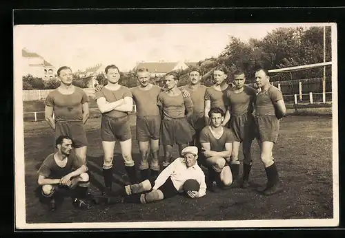 Foto-AK Fussballmannschaft auf dem Sportplatz