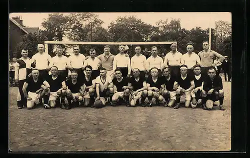 Foto-AK Fussballmannschaft vor dem Tor