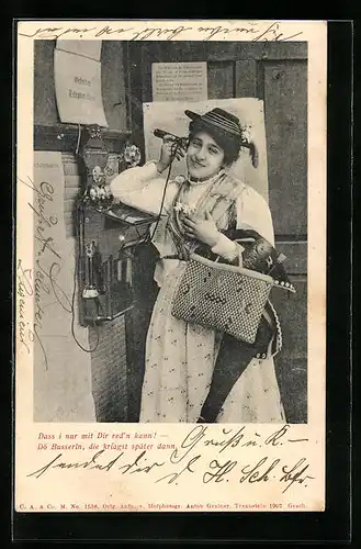 AK Dame im gemustertem Kleid mit Hut am Telefon