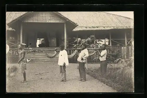 Foto-AK Afrikanische Jäger mit einer erlegten Schlange