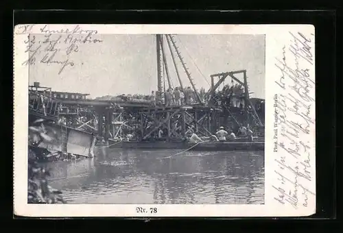 AK Soldaten mit Booten an einer Eisenbahnbrücke