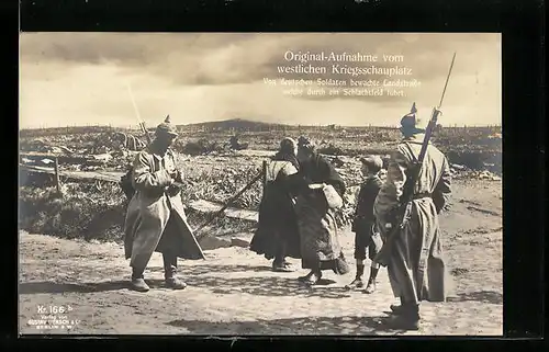 AK Von deutschen Soldaten bewachte Landstrasse welche durch ein Schlachtfeld führt, Westlicher Kriegsschauplatz