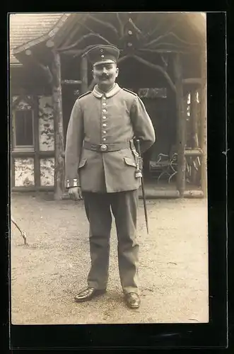 Foto-AK Soldat in Uniform mit Schirmmütze, Uniformfoto
