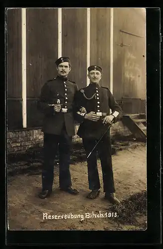 Foto-AK Bitsch, Zwei Soldaten in Uniform bei einer Reserveübung, Uniformfoto