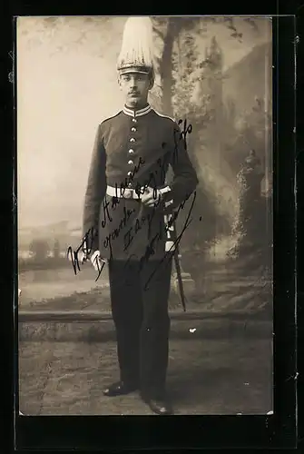 Foto-AK Soldat in Uniform mit Parade-Pickelhaube, Uniformfoto