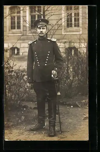 Foto-AK Soldat in Uniform mit Schirmmütze, Uniformfoto