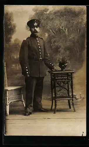 Foto-AK Soldat in Uniform mit Schirmmütze, Uniformfoto