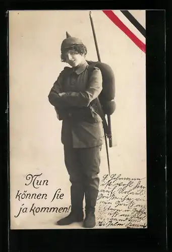 AK Soldatin in Uniform mit Pickelhaube