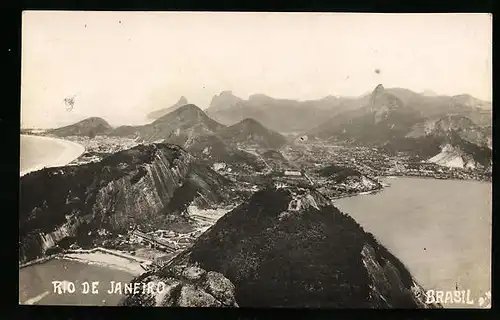 AK Rio de Janeiro, Blick auf die Stadt über die Berge