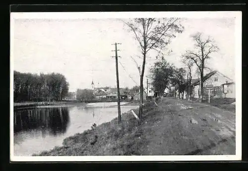 AK Probstdorf, Strassenpartie am Ortseingang, Flusspartie