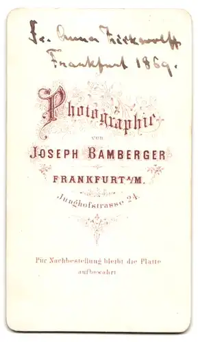 Fotografie J. Bamberger, Frankfurt / Main, Frau Anna Zickwolff im hellen Kleid mit Schleppe und Korkenzieherlocken, 1869