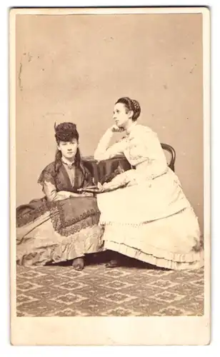 Fotografie L. Suscipj, Roma, Portrait Mad. de Burkat und Mad. de Rylska in Biedermeierkleidern posieren im Atelier, 1870