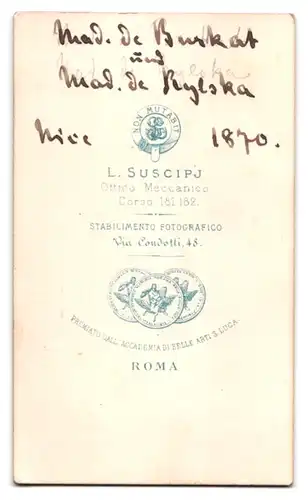 Fotografie L. Suscipj, Roma, Portrait Mad. de Burkat und Mad. de Rylska in Biedermeierkleidern posieren im Atelier, 1870