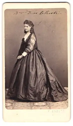 Fotografie E. Kozics, Pressburg, Frau Ines La Presti im dunklen Reifrockkleid mit Zöpfen
