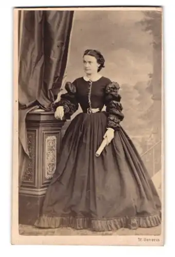 Fotografie W. Severin, Düsseldorf, Frl. Steffen im dunklen Kleid mit Puffärmeln, 1864