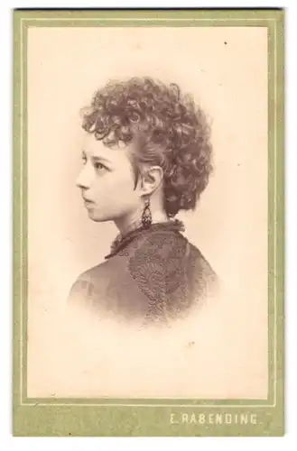 Fotografie E. Rabending, Wien, Portrait junge Frau St. Julien-Spauer im Rückenportrait mit Locken und Ohrringen