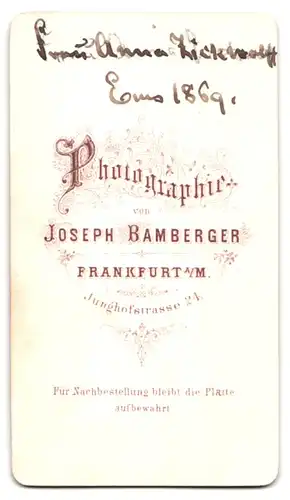 Fotografie J. Bamberger, Frankfurt / Main, Frau Anna Zickwolff im Kleid mit Tüllschleier und Locken, 1869