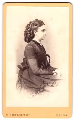 Fotografie H. Thomas, Coblenz. Frau Elise Hoelz im dunklen Kleid mit Korkenzieherlocken, Seitenprofil, 1871