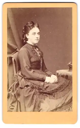 Fotografie J. Huck & Co., Bad Ems, Portrait Frau Elise Hoelz im dunklen Kleid mit geflochtenem Zopf, 1870