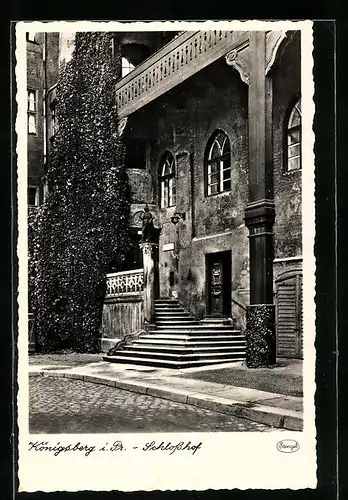 AK Königsberg i. Pr., Schlosshof mit Treppe zum Eingang