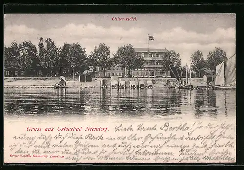 AK Niendorf, Ostsee-Hotel mit Kutschen am Wasser