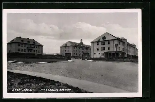 AK Eschwege a. W., Hindenburg-Kaserne mit Zufahrt