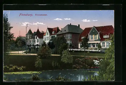 AK Flensburg, Roonstrasse mit Park und Teich
