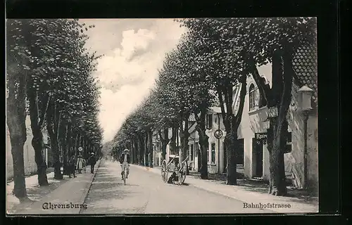 AK Ahrensburg, Bahnhofstrasse mit Bartschneiderei und Radfahrer