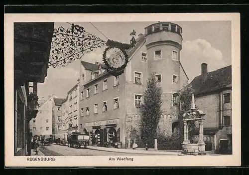 AK Regensburg, Strasse am Wiedfang mit Gasthaus und Geschäft