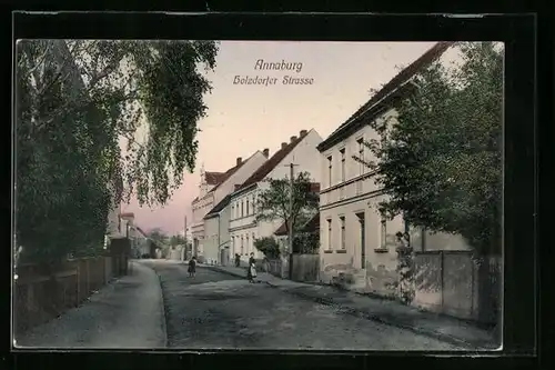 AK Annaburg, Passanten in der Holzdorfer Strasse