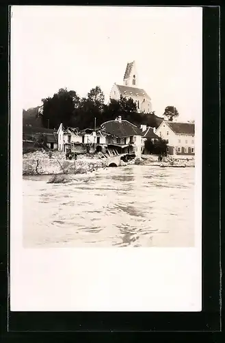 Foto-AK Schaan, Hochwasser, zerstörtes Haus und die höhergelegene Kirche