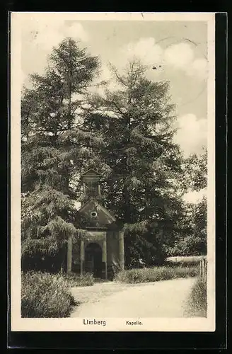 AK Limberg, Kapelle unter Bäumen