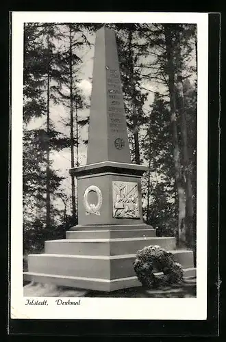 AK Idstedt, Denkmal mit niedergelegtem Kranz