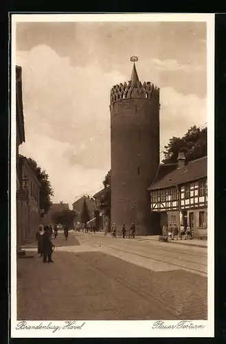 AK Brandenburg /Havel, Spaziergänger vor dem Plauer Torturm