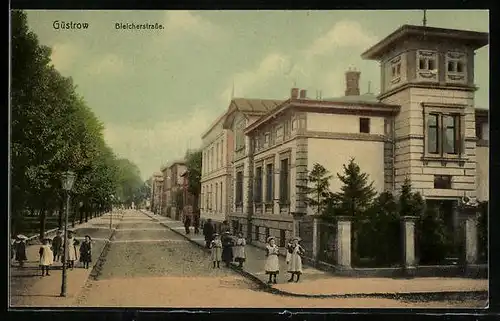 AK Güstrow, Bleicherstrasse mit Kindern