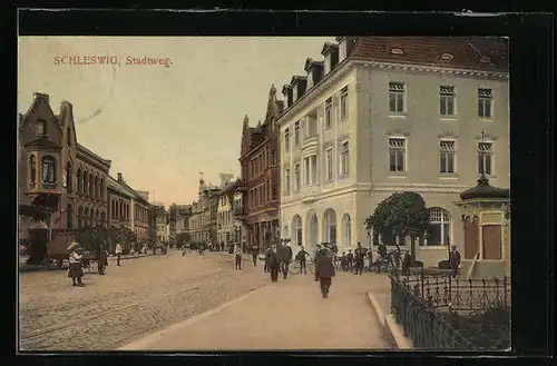 AK Schleswig, Strasse Stadtweg mit Passanten