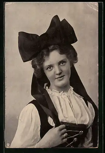 AK Junge Frau in elsass-lothringische Tracht